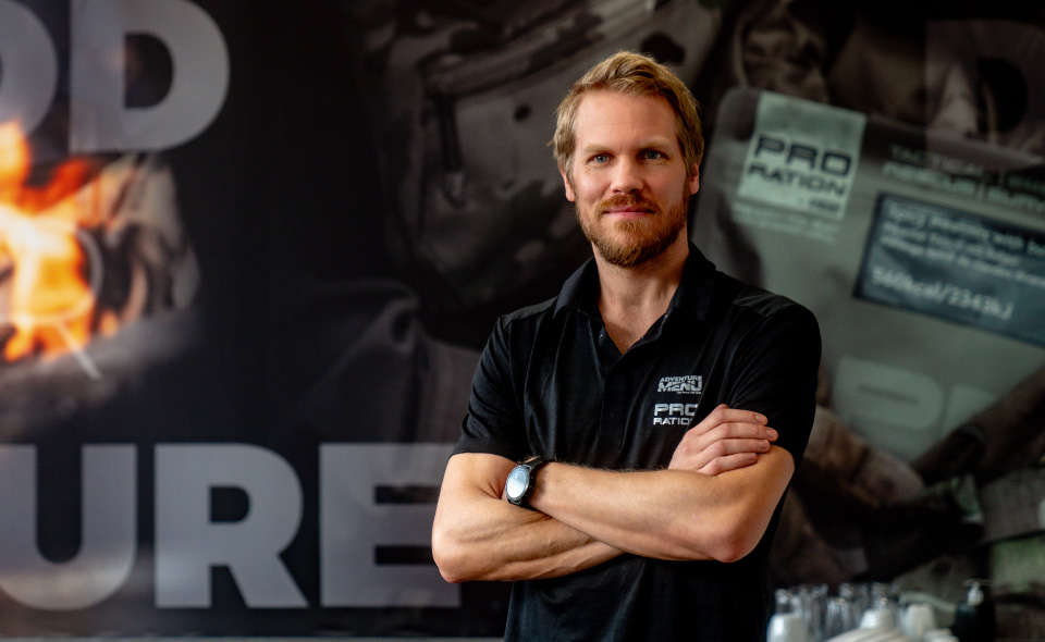 podání ruky v tactical rukavicích